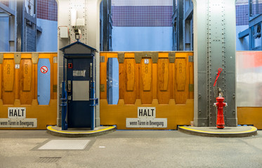 PKW-Aufzug im alten Elbtunnel in Hamburg
