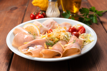 Fette di squisito pescespada affumicato con contorno di verdure 