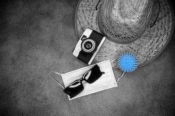 Urlaubsgepäck 2021: Schutzmaske, Sonnenbrille, Coronavirus, Fotoapparat und Sonnenhut