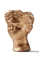 Obraz premium Przedmiotowe ujęcie przedstawiające złotą ceramiczną doniczkę wykonaną jako antyczna głowa. Doniczka ogrodowa jest izolowana na białym tle.