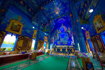 Fototapeta na wymiar タイ北部にチェンライ県にあるブルー寺院、キラキラと輝くお寺は魅力的です。