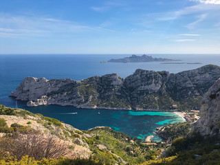 Fototapeta premium Calanque de Sormiou - Cap Redon - Bec de Sormiou - Île de Riou - Vue depuis la crête de Morgiou - Marseille - France