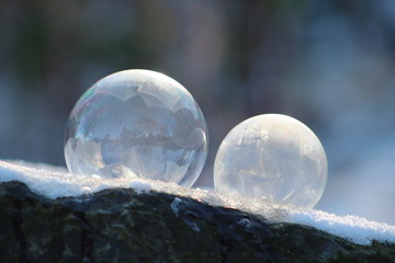 Gefrorene Seifenblase im morgendlichen Licht