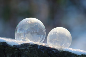 Gefrorene Seifenblase im morgendlichen Licht