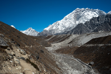 Obraz premium Trekking trail to Dzongla village in Everest base camp trekking route, Himalaya mountains range in Nepal