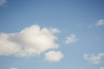 Blauer Himmel mit Wolke