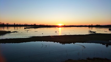 Sonnenuntergang an einem idyllischen See