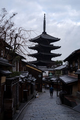 京都東山・八坂の塔と八坂通、雨上がりの朝の風景