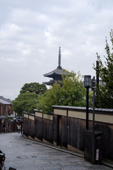 Fototapeta na wymiar 京都東山・雨上がりの朝、八坂の塔のある街並み