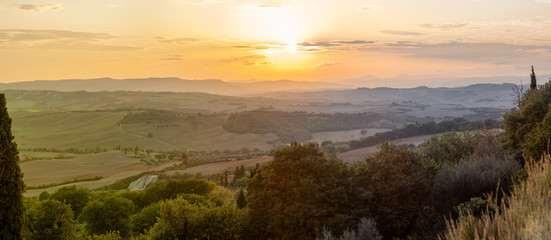 Panoramablick von Pienza (Toskana) ins Hinterland bei Sonnenuntergang