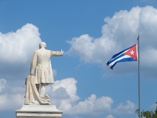 Kubanische Flagge mit Statue