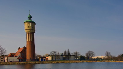 Wieża wodociągów nad stawkiem we Wrześni © Maciej