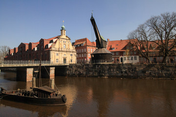 Fototapeta premium Romantisches Lüneburg; Wasserviertel mit Altem Kran