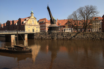 Fototapeta premium Romantisches Lüneburg; Wasserviertel mit Altem Kran