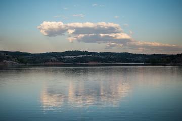 Colores del atardecer reflejados en un lago.