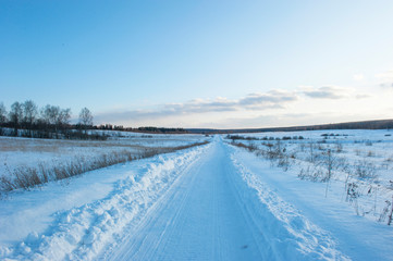 Fototapeta na wymiar winter landscape road to the horizon