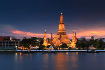 Fototapeta na wymiar Wat Arun Ratchawararam Ratchaworamahawihan (Temple of Dawn) in Bangkok Thailand