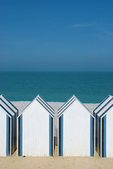 Naklejka premium Yport, Holzhäuser am leeren Strand, symmetrisch