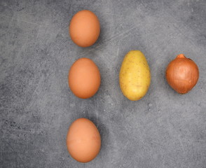 Frisches vom heimischen Bauern: Eier, Kartoffel und Zwiebel