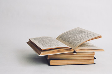 Obraz premium old book on a wooden table