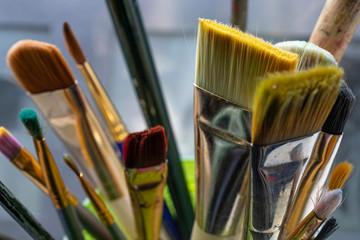 the container contains brushes of different sizes