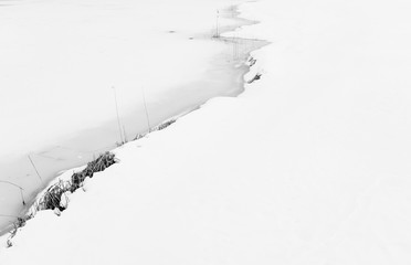 Grafischer See im Winter mit Schnee.
