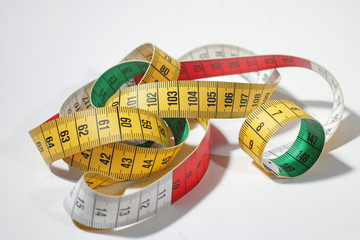 Metre couturier enroul&eacute; sur fond blanc