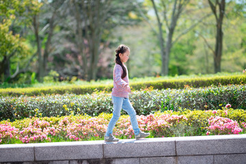 花壇の縁を歩く女の子