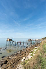 Port-des-Barques, près de Fouras (Charente-Maritime, France), cabane de pêcheur sur pilotis...