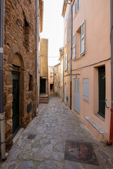 Plakat Altstadtgasse in Ramatuelle in der Provence, Südfrankreich