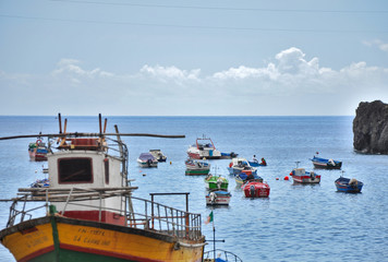 Madera zatoka z łódkami rybackimi na oceanem