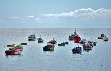 Madera zatoka nad oceanem łodzie rybackie