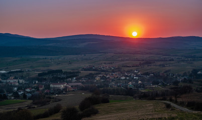 Zachód słońca , góry, wiosna, wioska, miejscowość,   