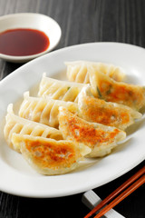 焼き餃子　Gyoza (Japanese grilled dumplings)