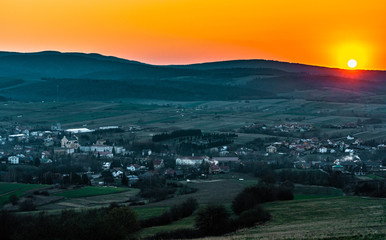 Zachód słońca , góry, wiosna, wioska, miejscowość,    © Kamil
