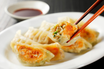 焼き餃子　Gyoza (Japanese grilled dumplings)