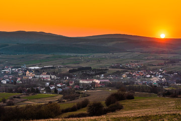 Zachód słońca , góry, wiosna, wioska, miejscowość,    © Kamil