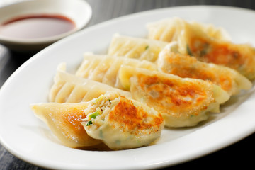 焼き餃子　Gyoza (Japanese grilled dumplings)