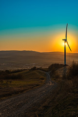 Zachód, słońce, góry, wiosna, farma wiatrowa, turbina wiatrowa, wioska, miejscowość,    © Kamil