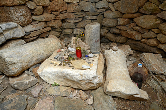 Kollekte in einer Kapelle auf der Mani, Peloponnes, Griechenland - Arch&auml;ologische St&auml;tte von Tenaro (&Tau;&alpha;ί&nu;&alpha;&rho;&omicron;)Donation of coins in a greek monastery