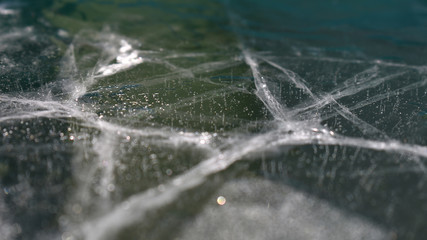 Eisoberfläche mit Rissen und Sprüngen