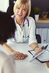 doctor explaining diagnosis to her female patient