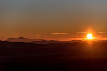 Zachód słońca, Tatry w oddali, Zachód słońca z Tatrami w tle.  Super przejrzystość powietrza, góry, doliny