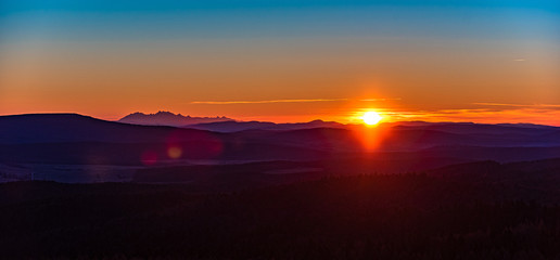 Zachód słońca, Tatry w oddali, Zachód słońca z Tatrami w tle.  Super przejrzystość powietrza, góry, doliny © Kamil