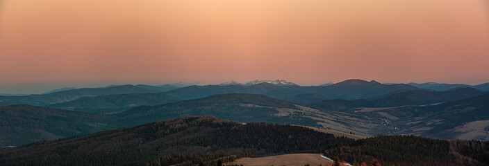 Zachód słońca, Tatry w oddali, Zachód słońca z Tatrami w tle.  Super przejrzystość powietrza, góry, doliny © Kamil