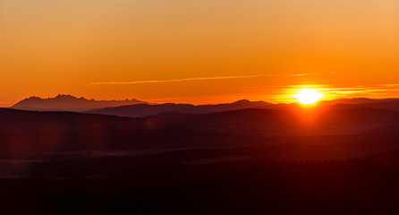 Zachód słońca, Tatry w oddali, Zachód słońca z Tatrami w tle.  Super przejrzystość powietrza, góry, doliny © Kamil