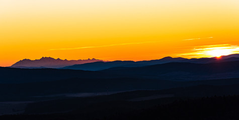 Zachód słońca, Tatry w oddali, Zachód słońca z Tatrami w tle.  Super przejrzystość powietrza, góry, doliny