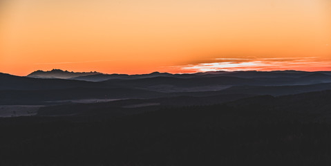 Fototapeta na wymiar Zachód słońca, Tatry w oddali, Zachód słońca z Tatrami w tle. Super przejrzystość powietrza, góry, doliny