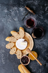 Obraz na płótnie Canvas Glass of red wine served with cheese