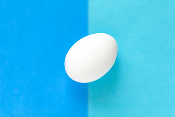 Fototapeta na wymiar Easter egg on colorful bright blue background